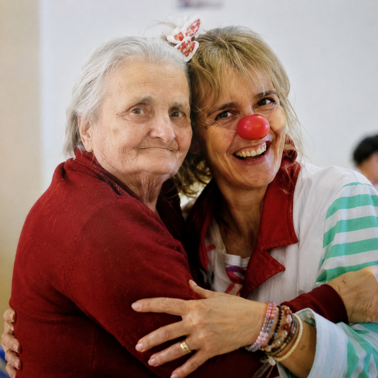 Momento di clown terapia con ospite e operatrice a Villa Serena