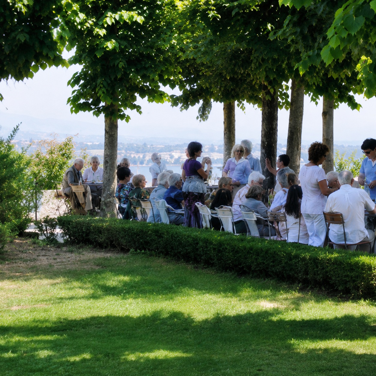 Ospiti riuniti nel giardino di Villa Serena