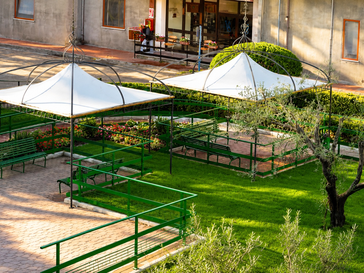 Parco verde e spazi esterni di Villa Serena